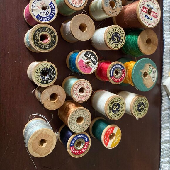 24 Antique Wooden Spools - Picture 2 of 5